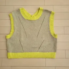 イエローとベージュのニットベスト