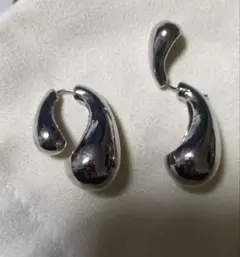 REVOLVE JENNY BIRD . シルバー アレルギー滴型 フープピアス