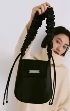 un/neu アンノイ　ギャザーハンドルサテンフラップバッグ/ショルダーバッグ