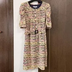 NATURAL BEAUTY BASIC ベルトでスタイル良く花柄ワンピース