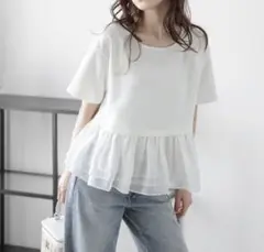ホワイト フリル付き 半袖トップス