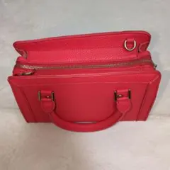 赤いハンドバッグ ショルダーストラップ付き