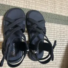ブラック ストラップサンダル