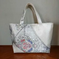高級正絹　袋帯リメイクした手提げバッグ　シルバー　　タッセル付き 袋帯バッグ シルバー 華文花文 縦22センチ パールタッセル 帯リメイク