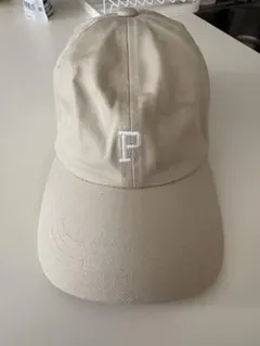 ベージュ Pロゴ ベースボールキャップ