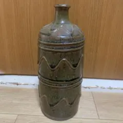 陶器のボトル 波状模様 緑茶色 約25センチ　一輪挿し