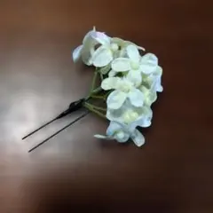 ホワイト花モチーフヘアピン
