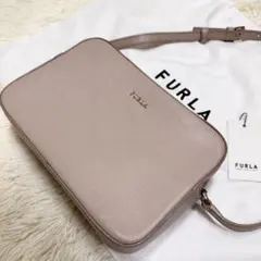 フルラ リリー カメラバック 斜め掛け レザー ピンクベージュ ゴールド金具