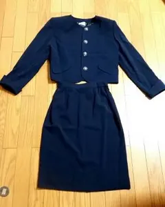 レディーススーツ ブローチ付き