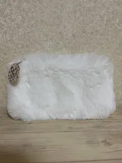 ファー素材の白いポーチ