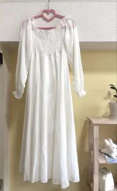 ホワイトロングワンピース シャーリングデザイン