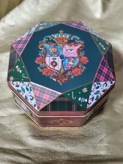 青山デカーボ　クリスマスエンブレム缶　鍵チャーム(猫) ステッカー付 ※お菓子❌