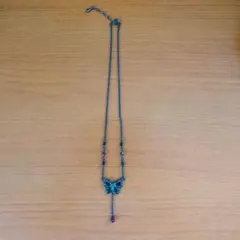 蝶モチーフ ネックレス 赤いビーズ