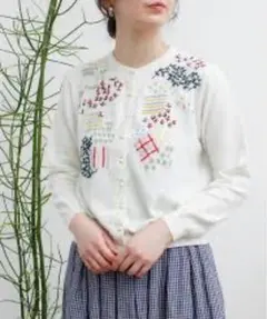 ま*ろ様 アトリエドゥサボン　小花のハンド刺繍 クルーカーディガン　ホワイト　長のサムネイル