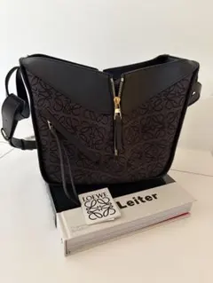 LOEWE ブラック ショルダーバッグ ハンモック　アナグラム