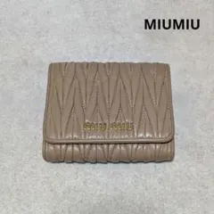 美品✨️ミュウミュウ 三つ折り財布 マテラッセ キルティング メタルロゴ レザーのサムネイル