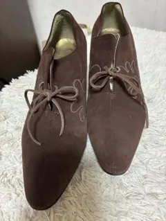 ブラウン スエード 花模様 レースアップパンプス