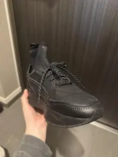 PUMA ブラック ハイカットスニーカー