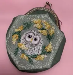 (1点物)ミニがま口ポーチフクロウとミモザのリース手刺繍ハンドメイド