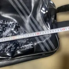 adidas 幾何学模様 ショルダーバッグ