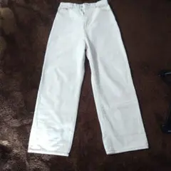 ホワイト ストレートデニムパンツ