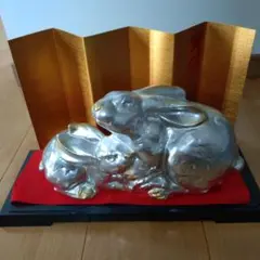 ブロンズ製のうさぎ　金色の屏風付き