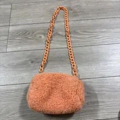 オレンジ色の毛糸素材のバッグ チェーンストラップ付き