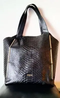 ♪FURLA・·ブラック ・ヘビ柄・ トート・ショルダーバッグ