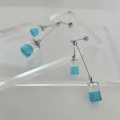 【新作】氷の輝き 揺れるスクエアレジンピアス 透明感 ブルー×クリア