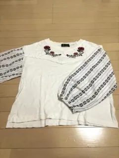 RIVET & SURGE 刺繍デザイン 七分袖トップスのサムネイル