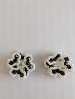 ビーズ花形ピアスチャーム（ブラック＆ホワイト）
