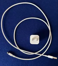 iPhone充電器アダプターとケーブル