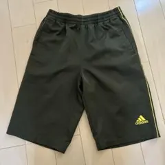 美品　adidas ハーフパンツ　カーキ150サイズ