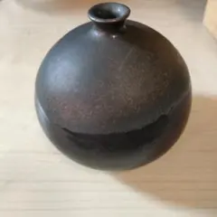 荒田耕治　黒釉彩一輪挿　笠間焼　陶器