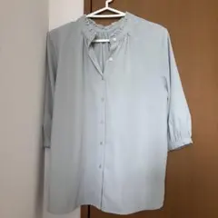 フリル付きライトブルーシャツ 五分袖