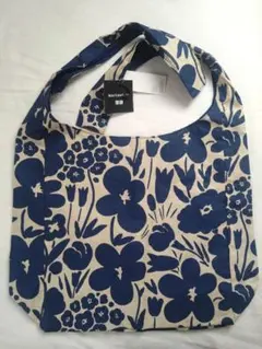 【海外限定】marimekko UNIQLO コラボ　ベージュ×ブルー花柄バッグ