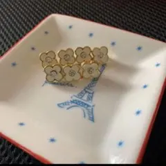 ゴールドの花型ボタン