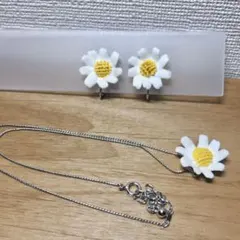 昭和レトロ マーガレット イヤリングとネックレスのセット