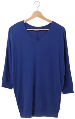 青いVネック七分袖トップス