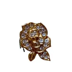 エレガントなバラ型ブローチ