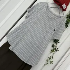 《FELISSIMO》Vネック ボーダーTシャツ ラウンド裾 フレアのサムネイル