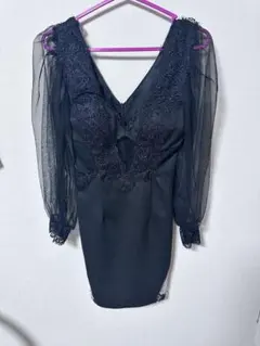 黒のシースルー袖Vネックドレス