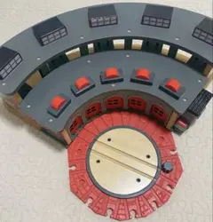 デラックス操作場　ティドマス機関庫　木製トーマス Amazon | きかんしゃトーマス 木製レールシリーズ デラックス