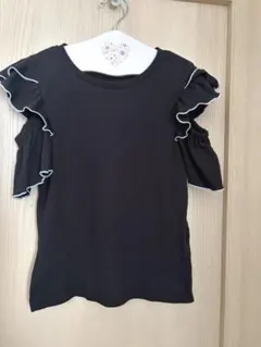 【新品未使用】GU肩あきフリルTシャツ ブラック 150センチのサムネイル