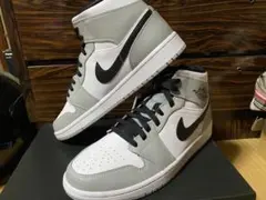 NIKE AIR JORDAN 1 MID ライトスモークグレーのサムネイル