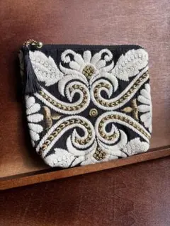 黒と白のインドリボン刺繍ポーチ
