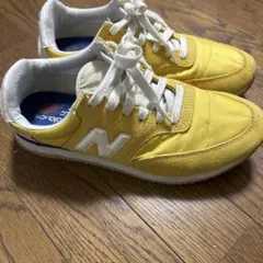 New Balance イエロー スニーカー