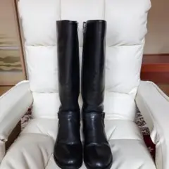 馬蹄型アクセントのBLACKブーツ