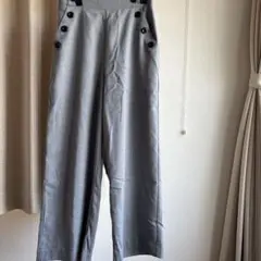 グレー ボタン付きガウチョパンツ