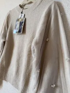 新品タグ付き　パール付きクリーム色シースルーパフスリーブニットLサイズ